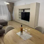 Modern 72m2 Near Coresi Mall - Self Check-in - Free Parking アパート