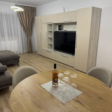 Modern 72m2 Near Coresi Mall - Self Check-in - Free Parking Appartamento