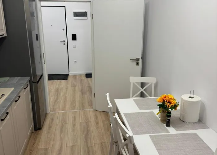 Modern 72m2 Near Coresi Mall - Self Check-in - Free Parking