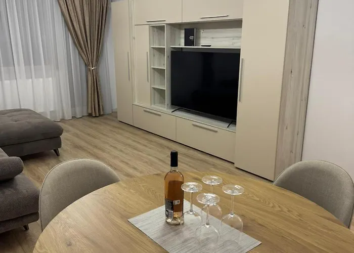 Modern 72m2 Near Coresi Mall - Self Check-in - Free Parking Apartment